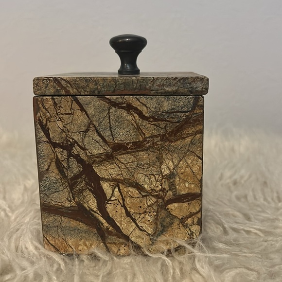 5PC Marble bathroom set. Soap dish, toothbrush holder, 2 accessory holders. - Picture 5 of 10